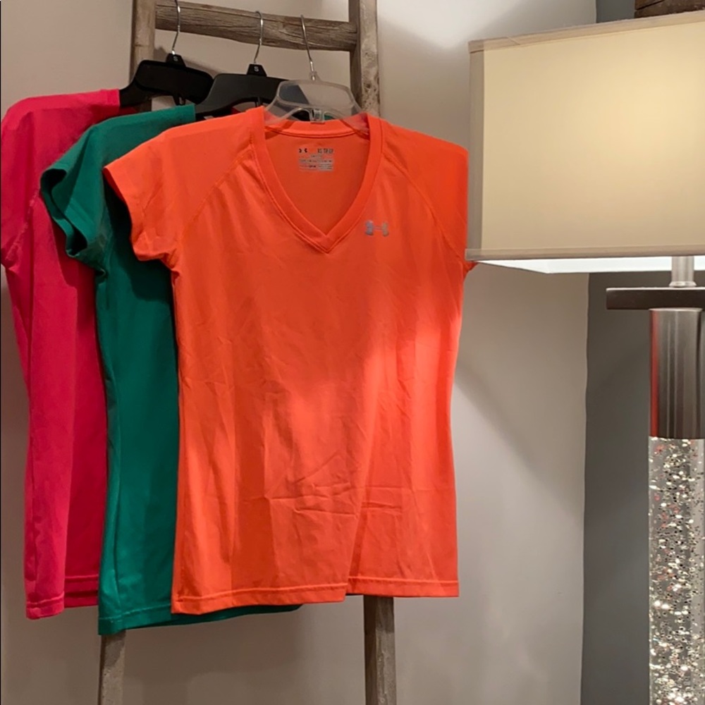 UNDERARMOUR HEAT GEAR v neck workout shirts